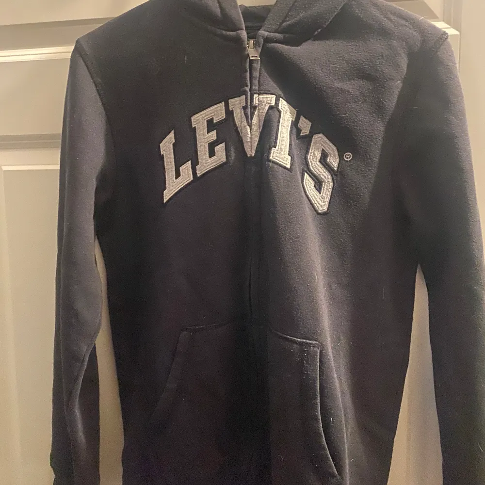 Levis tröja, är i storlek 158-170 men skulle säga att den passar xs-s . Hoodies.
