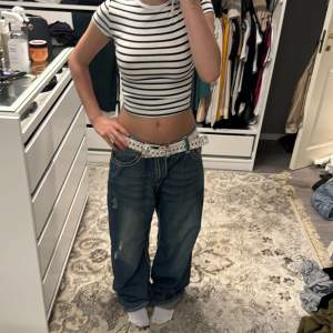 Säljer dessa skitcoola baggy true religion jeans, De är unisex och har inga defekter Kolla gärna in min profil för liknande byxor 💕🙏 