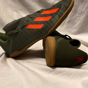 Adidas X 19.3 IN (Jr) Inomhusskor - Väldigt bra skick. Perfekt för fotboll inomhus. Oanvända Adidas storlek 38 2/3. Säljer för att de är för små. Nypris 350kr. Mitt pris: 299kr. Priset kan diskuteras vid köp!