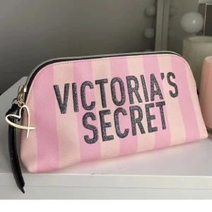 Necessär - Superfin victoria's secret necessär knappt använd, fungerar att ha smink i eller pennor💕