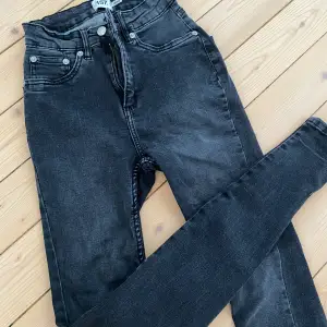 Gråa högmidjade skinny jeans ifrån lager 157. Modellen heter ”SNAKE”. Använda fåtal gånger.