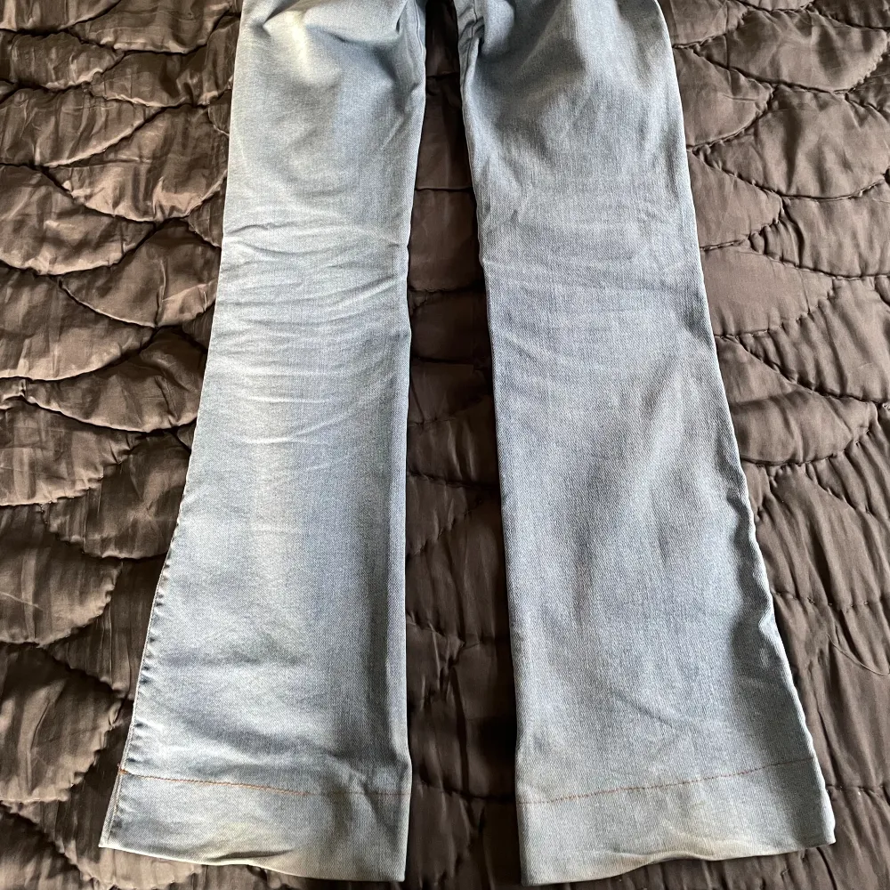 Säljer dessa medelhöga bootcut jeans med fickor framtill i ljusblå. Super snygga och bekväma. Storlek W26 och L34, men uppsydda hos en skräddare. Passar perfekt för mig som är 163. Lite missfärgade längst ner, syns på bild 3. Köpta för 949kr💕. Jeans & Byxor.