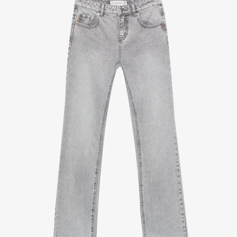 Säljer dessa jätte fina raka midwaist jeans från Stradivarius. Men tyvärr så satt de inte som jag ville. De är och ser helt nya ut! De är i storlek 34 men skulle även passa 36. . Jeans & Byxor.