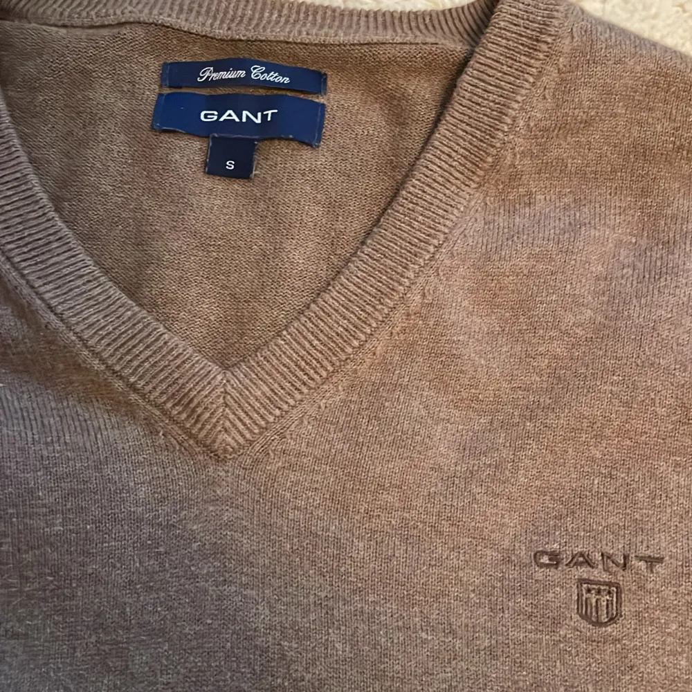 Brun Gant sweatshirt med V-neck (stl S)  Bra skick!   . Tröjor & Koftor.