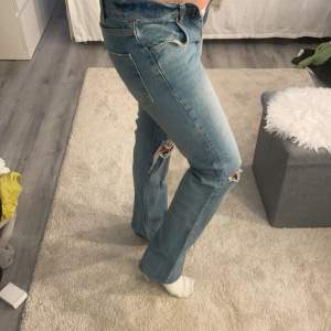 Säljer dessa snygga jeans från zara då de tyvärr är för små, bra skick då de inte har kommit till användning. Väldigt tajta i midjan men annars sitter de ganska bra på mig som oftast har storlek 36. Skriv för fler frågor❤️