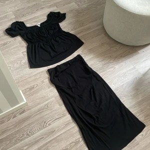 Gravid kläder - Svart gravid långkjol i stl 42. Svart gravid tröja i stl L.