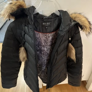 Äkta Hollies pälsjacka - En super fin hollies jacka med äkta päls. Kommer inte till användning längre. Storlek 36 och är i fint skick. 