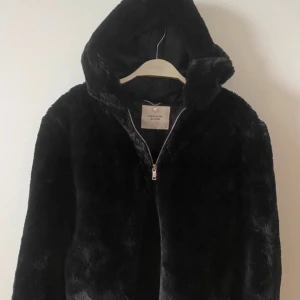 Pälsjacka  - Snygg pälsjacka, köpt på Vinted endast använd 1 gång av mig!
