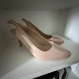 Helt nya skor från Betsy köpte för några år sedan men har aldrig använt dom, Nypris runt 800☺️ priset kan diskuteras vid snabb försäljning ❤️