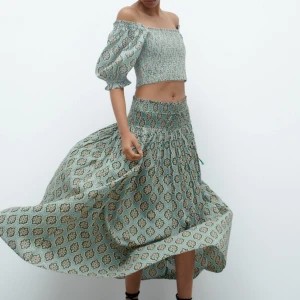 Långkjol zara - Super fin grön långkjol. Kjolen går att vika till lågmidjad och den är använd ett fåtal gånger🥰