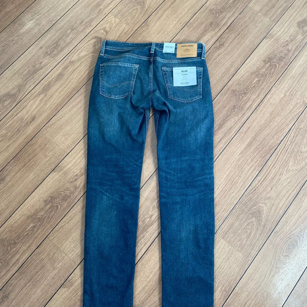 Helt oanvända jeans från jack and Jones med modellen Glenn, slim fit. Nypris 650 kr  Billigare vid snabb affär😄. Jeans & Byxor.