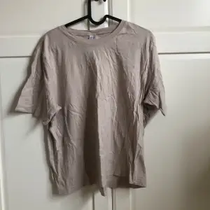 En vanlig T-shirt från H&M. Är i storlek L men jag, som har S, kan ha den. Använd ett par gånger men är i gott skick. Säljer alla varor under min profil för under 150kr!!!