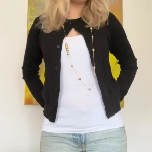 Hm kofta❣️ - Säljer denna super söta koftan med knappar från hm, lätt att matcha till allt🤗