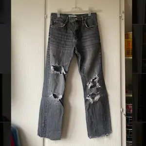 Slitna jeans med hål från Zara i storlek 36