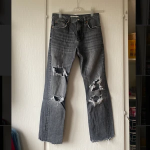 Jeans med hål - Slitna jeans med hål från Zara i storlek 36