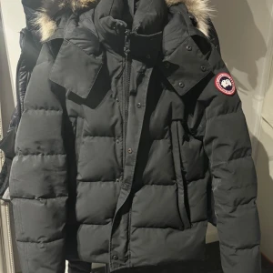 Canada goose wyndham parka  - Storlek M/M, svart, använd 3 vintrar. Finns lite slitage.