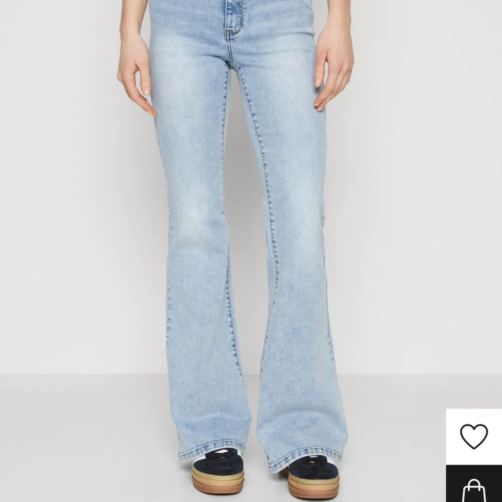 Säljer mina snygga lågmidjade only jeans med bootcut modell! Säljer då de blivit för små för mig. Ny pris: 549kr, mitt pris: 150kr💓💓 (LÅNADE BILDER!). Jeans & Byxor.