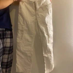 Vita cargobyxor  - Vita cargobyxor från Gina, super fina i jätte fint material de är dessutom lågmidjade. 