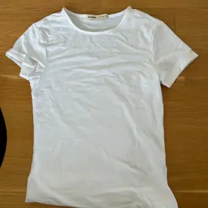 Säljer dessa två T-shirtarna ifrån pull and bear!, säljer då dem tyvärr är försmå!. Är i slim fit så sitter ganska tight!🖤🤍