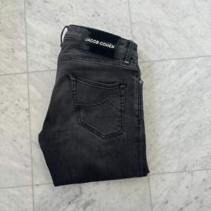 Säljer nu dessa jeans från det italienska lyxmärket: Jacob Cohën. Jeansen är i en fet färg, det är inga defekter utom patchen som blivit sliten - Passform: Chris (Slim-fit) - Nypris: 6000 kr - Storlek: 31 - Hör av er vid minsta fråga eller fundering!