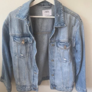 Jeansjacka - Jeansjacka från zara. Superfin till våren