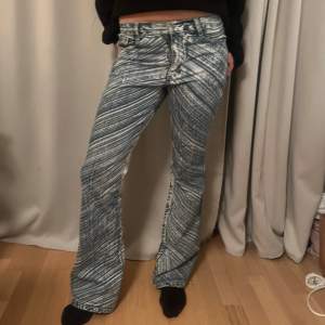 Jättecoola utsvängda jeans Mått: Midja 38 cm, höfter 48 cm, innerbenslängd 80 cm