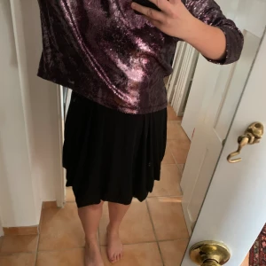 Lila paljettopp 💜  - Lila paljettopp, storlek S