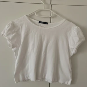 Topp - En topp med volanger i kragen och puffärmar. Från brandy melville. Bra skick. Onesize men snarare en xs/s i storlek. Den är croppad så den går ej ner till naveln (men det beror på kroppstyp). 