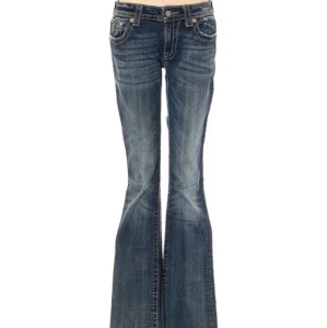 miss me jeans bootcut  - Säljer dessa lågmidjade bootcut miss me jeansen i storlek 28 ❣️ Jag har sytt de till bootcut, inga defekter ❣️Midjemått: 37,5cm rakt över och innerbenslängden: 72cm.