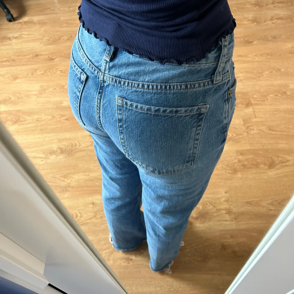 90s flare jeans från H&M ❣️Jättefina lågmidjade jeans som tyvärr inte kommer till användning 🫶🏼Jag är 160 cm lång 🤍. Jeans & Byxor.