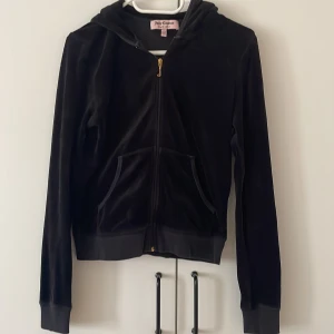 Juicy couture hoodie - köper du denna får du med valfritt plagg från min Plick. En hoodie med dragkedja från juicy couture, originaldetaljer som J dragkedjan (antagligen vintage).  Text på ryggen (keep it juicy). Lite sprucken text men man lägger inte märke till det. 