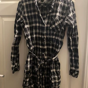 JÄTTE FIN KLÄNNING  - jätte fin klänning som är så skön, jätte skön att bara dra på sig. Älskar denna men har tyvärr blivit för liten