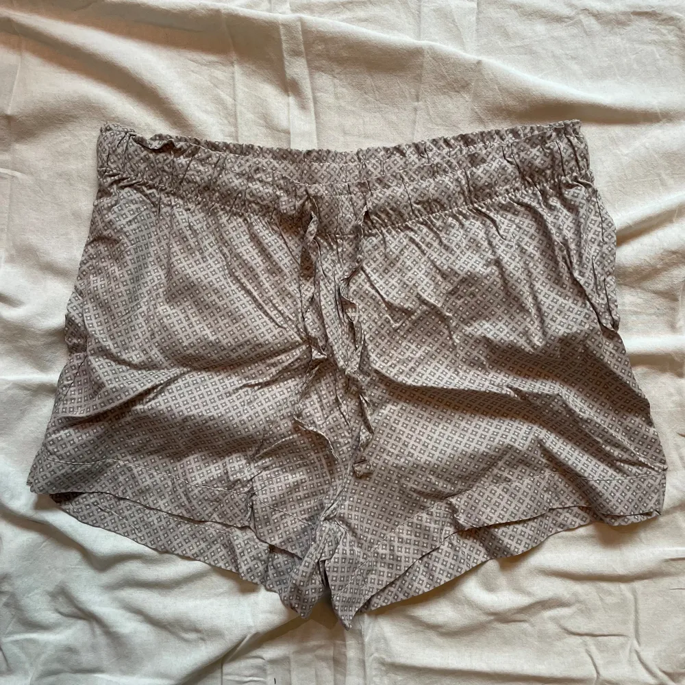 Oanvända, super söta pyjamas shorts med snörning i midjan. Perfekta hela våren och sommaren. Säljer på grund av att vi köpte fel storlek.. Shorts.