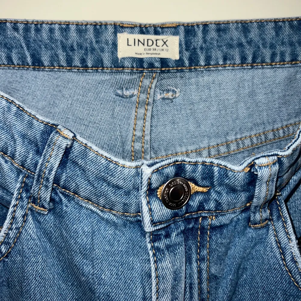 Jättesnygga jeans. Hög midja med vida ben. Kan tyvärr inte ha dem. . Jeans & Byxor.