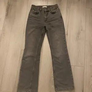 Fina Mid waist gråa petite jeans från ginatricot i storlek 34. Använda några gånger och är i bra skick. Original pris 499🤍 tredje bilden är från internet 