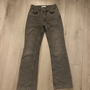 Mid waist jeans - Fina Mid waist gråa petite jeans från ginatricot i storlek 34. Använda några gånger och är i bra skick. Original pris 499🤍 tredje bilden är från internet 