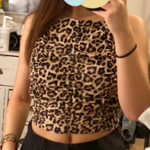 Topp  - En topp med leopard tryck🤎🧡