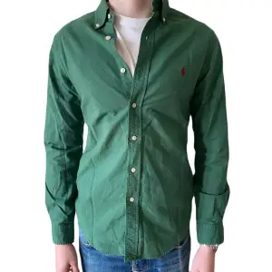 En grön Ralph Lauren skjorta i storlek m, gott skick. Kontakta oss vid funderingar!💯