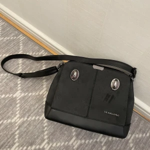 Victoria Polo väska  - Victoria Polo väska med tre fack 