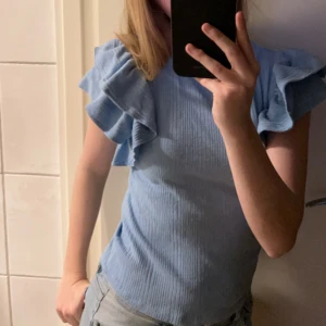 T-shirt - Blå t-shirt med volang ifrån zara. Skriv privat vid frågor 💓
