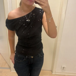 Fest topp - Säljer denna fest topp då den inte kommer till användning☺️aldrig använd och ska sitta sne på armen ❤️