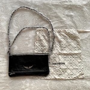 Zadig & Voltaire - En inspirerande Zadig & Voiltaire väska som jag köpte förra sommar, men har ej använt. Den har kvar all täckplast pa kedjan. Om du har fragor eller vill ha fler bilder sa är det bara att höra av dig ✨🌸 (säljer ej ZV tygpåsen på bilder) 
