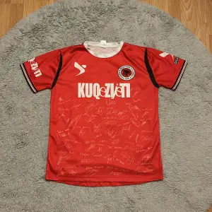 Säljer en riktigt fet albanien fotbolls t shirt i storlek S, den har alla Albaniens spelares autografer som är äkta. Tröjan har inga defekter och är som helt ny och autograferna är också bra. Säljer den för 300 men kan diskuteras vid affär!