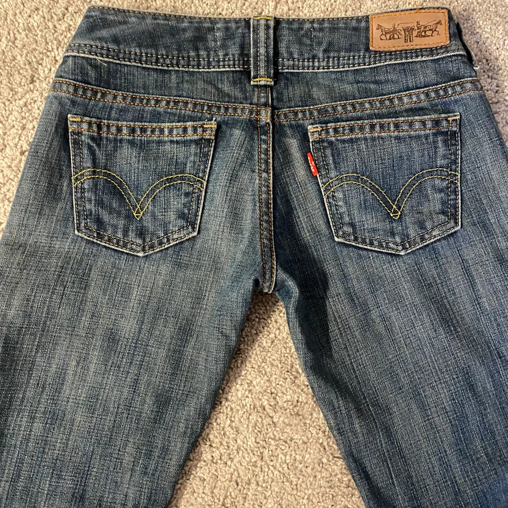 Säljer de här superfina lågmidjade bootcut vintage jeansen ifrån Levis då de är för små för mig. Modellen heter ” Marissa ”  💕midja rätt över 37cm  innerbenslängd 77cm💕 Köparen står för frakt!. Jeans & Byxor.