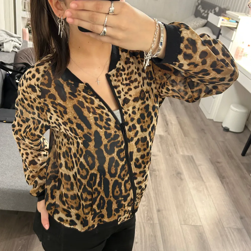 En kofta/tröja med leopard mönster. Super snygg med ”genomskinligt” material.💕. Blusar.