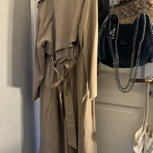 Trenchcoat - Ifrån Zara. Supersnygg trench i perfekta färgen😍 Perfekt vårjacka 