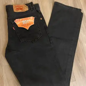 Säljer mina helt nya mörk grå Levis 501 jeans. Säljer dom på grund av stor i storlek. Dom är helt nya. Ny pris är ungefär 1200 och mitt pris är 600 för vill sälja dom snabbt. Priset är inte hugget.