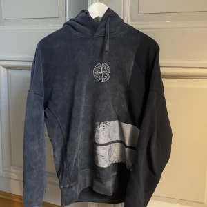 Stone Island hoodie  - Mörk blå stone island hoodie i bra skick!