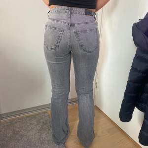 Säljer ett par snygga gråa jeans i storlek 34 från ginatricot. Nypris 500kr. Dem är i bra skick. Mått: midjemått- ca 34 cm, innerbenslängd- ca 78-79 cm.  Skriv om du har några frågor💞