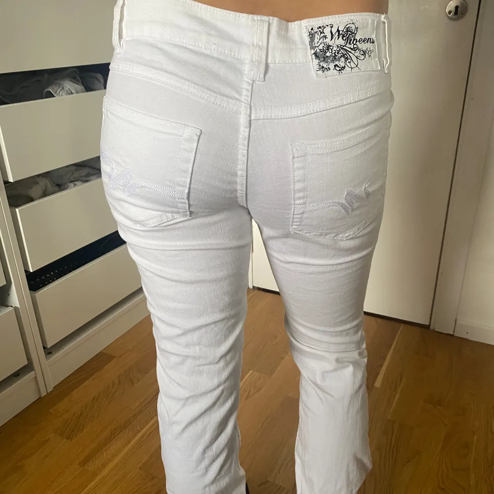 Vita jeans från Kappahl. Alldrig använda. Dom är storlek 164 men skulle säga att dom passar XS/S💕. Jeans & Byxor.